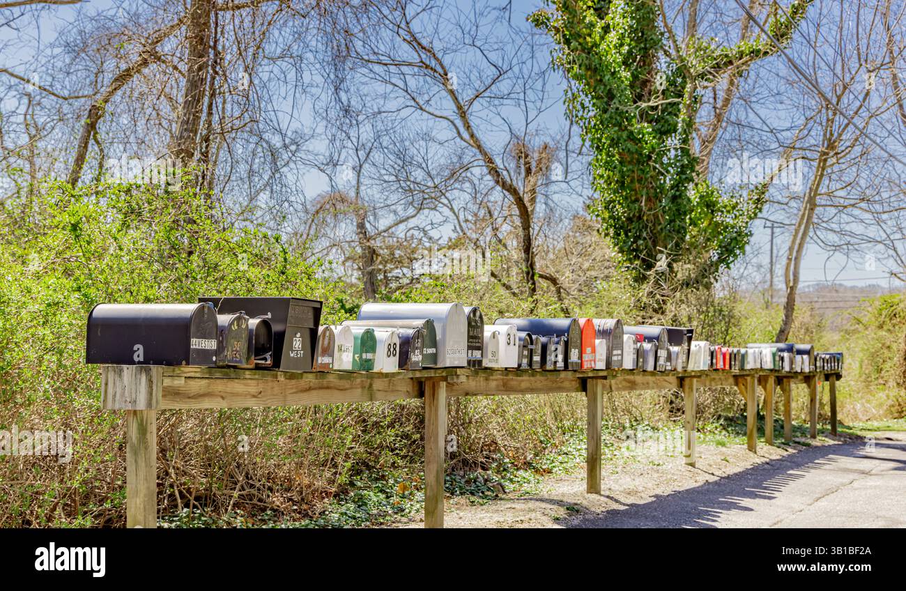 Eine große Anzahl von Postfächern aus Metall hintereinander Stockfoto