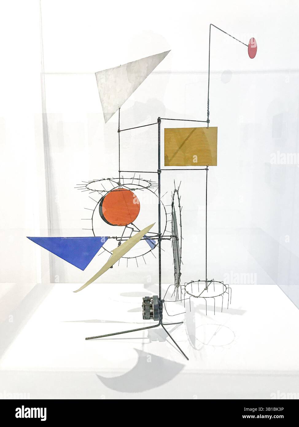 Surreale kinetische skulpturale Exponate von umfunktionierten Metall- und organischen Objekten, vom Dadaist Schweizer Künstler Jean Tinguely. Tinguely Museum, Basel, Schweiz Stockfoto