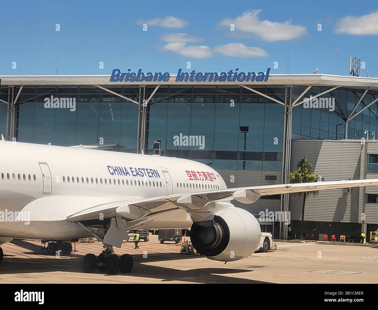 Die China Eastern Airbus A350-941 parkte auf dem Vorfeld am Brisbane International Airport, Queensland, QLD, Australien Stockfoto