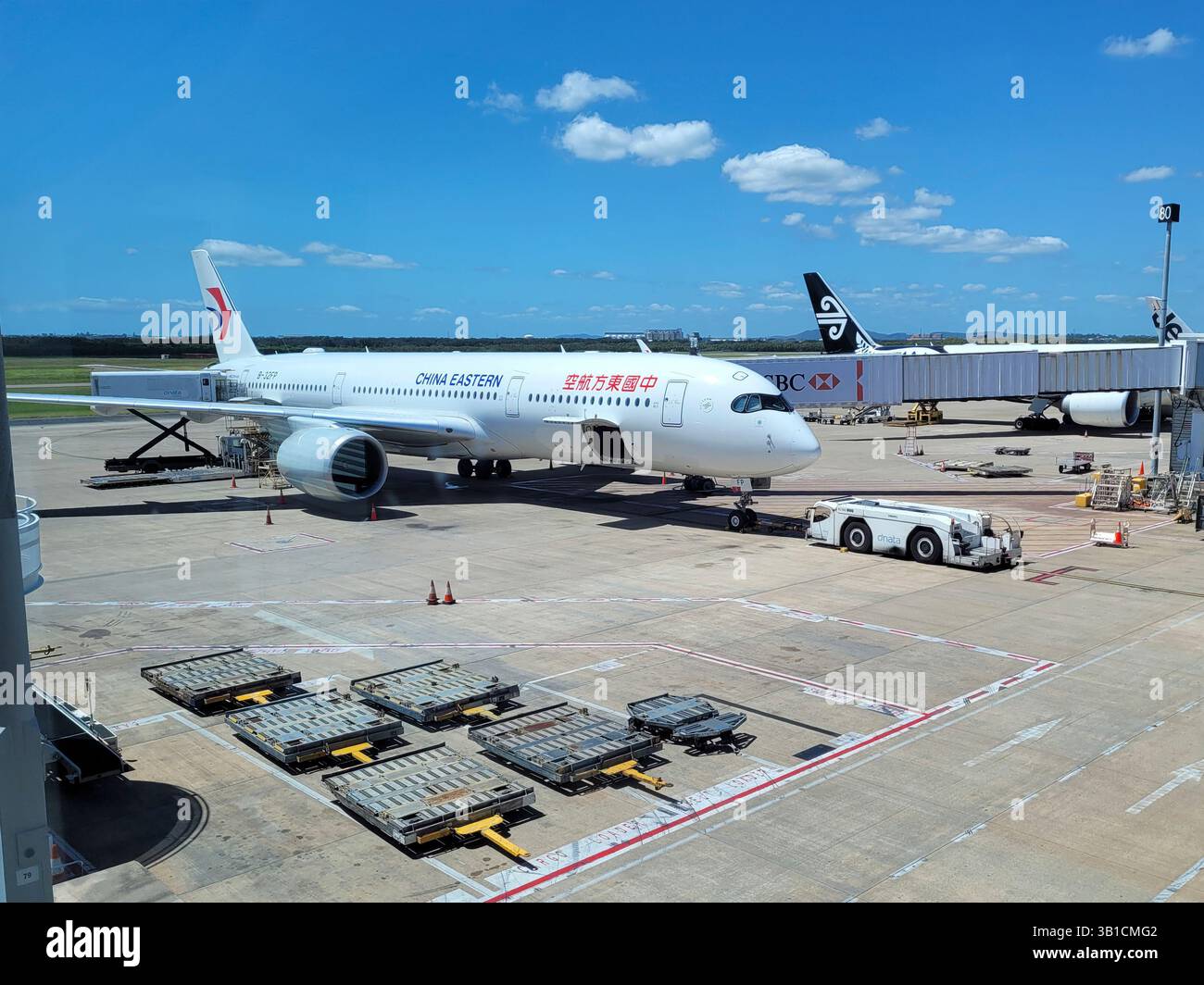 Die China Eastern Airbus A350-941 parkte auf dem Vorfeld am Brisbane International Airport, Queensland, QLD, Australien Stockfoto