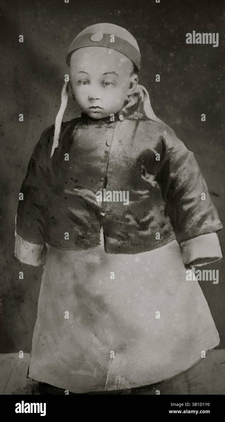 Juni 1910 – Peking, China – PUYI (7. Februar 1906 – 17. Oktober 1967) war der letzte Kaiser von China, das zwölfte und letzte Mitglied der Mandschu-Qing-Dynastie, der über China herrschte. Ab 1934-1945 war er Marionettenkaiser von Mandschukuo, einem Gebiet im Nordwesten Chinas, das während des Zweiten Weltkriegs von Japan kolonisiert wurde. . (Kreditbild: © BuyEnlarge/ZUMAPRESS.com) Stockfoto