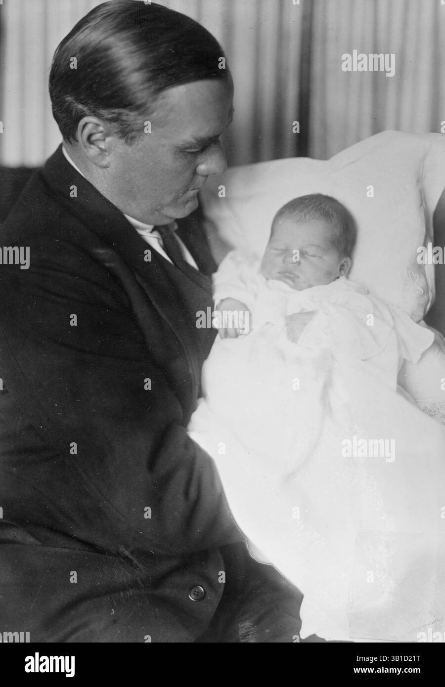 6. Juni 1920 – RICHARD HARDING DAVIS (* 18. April 1864 bis 11. April 1916) war ein US-amerikanischer Kriegsberichterstatter und Schriftsteller. Er berichtete über den Spanisch-Amerikanischen Krieg, den Zweiten Burenkrieg und den Ersten Weltkrieg. Seine Schriften unterstützten die politische Karriere von Theodore Roosevelt und er spielte auch eine wichtige Rolle in der Entwicklung des amerikanischen Magazins. Sein Einfluss weitete sich auf die Modewelt aus, und er wird zugeschrieben, dass er den glatten Look bei Männern um die Wende zum 20. Jahrhundert populär machte. Exaktes Datum unbekannt. . (Kreditbild: © BuyEnlar Stockfoto