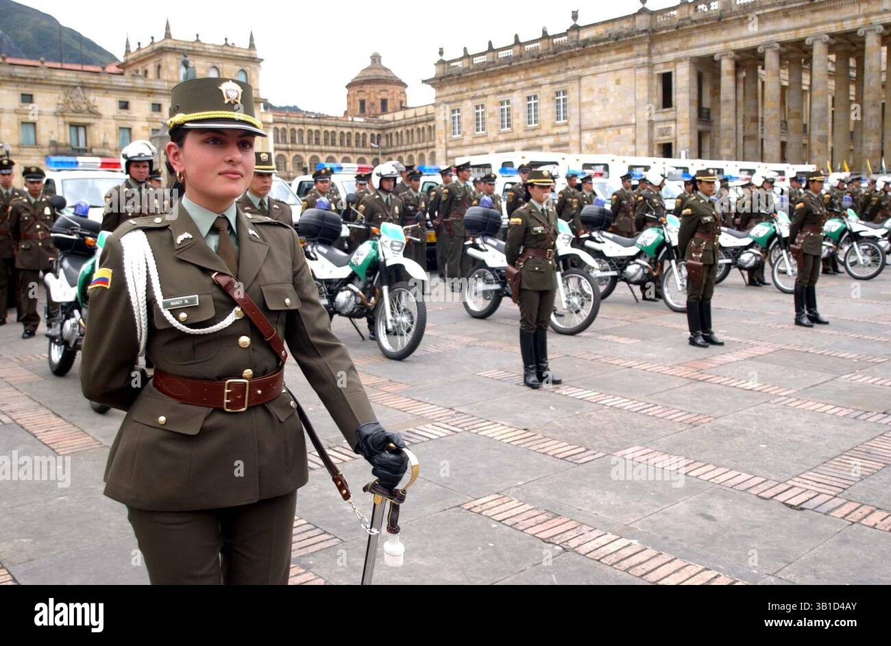 Februar 2011 - Bogota Colombia - Para mejorar la seguridad de la ciudad y de los barrios con mayores Indices de delincuencia y kriminalidad, entraron en operacion 16 nuevas Zonas Seguras, creadas por la Camara de Comercio de Bogota (CCB) con el apoyo de la Alcaldia Mayor y la Policia Metropolitana. CADA una de ellas cuenta con 2 Camionetas, 1 Moto, 8 Policias, 1 Inspector de Policia und 1 Unidad de Denuncia y Contravenciones. Los equipos, 55 patrullas, 28 Motos y 28 unidades moviles, fueron entregados por los empresarios bogotanos a las autoridades distritales y tuvieron un costo total de 7,000 Stockfoto