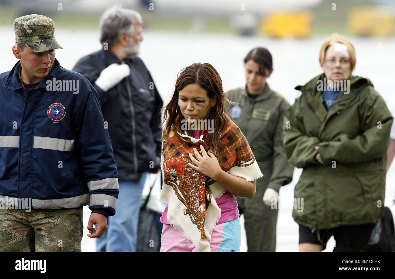 August 2010 - BogotÃ, Cundinamarca, Kolumbien - (17.08.2010) BogotÃ, 17 de agosto de 2010. Personal de la Fuerza recibiÃ³ Colombiana AÃ en el aeropuerto militar de CATAM a 17 personas heridas y 90 pasajeros ilesos del accidente del aviÃ³n de Aires en la isla de San AndrÃ Los heridos fueron trasladados a diferentes hospitales de la ciudad mientras el resto de pasajeros recibieron atenciÃ³n Personal de parte de la SecretarÃ­a de Salud. . Foto: Fernando Ariza / CEET (Foto: © El Tiempo/GDA/ZUMApress.com) Stockfoto