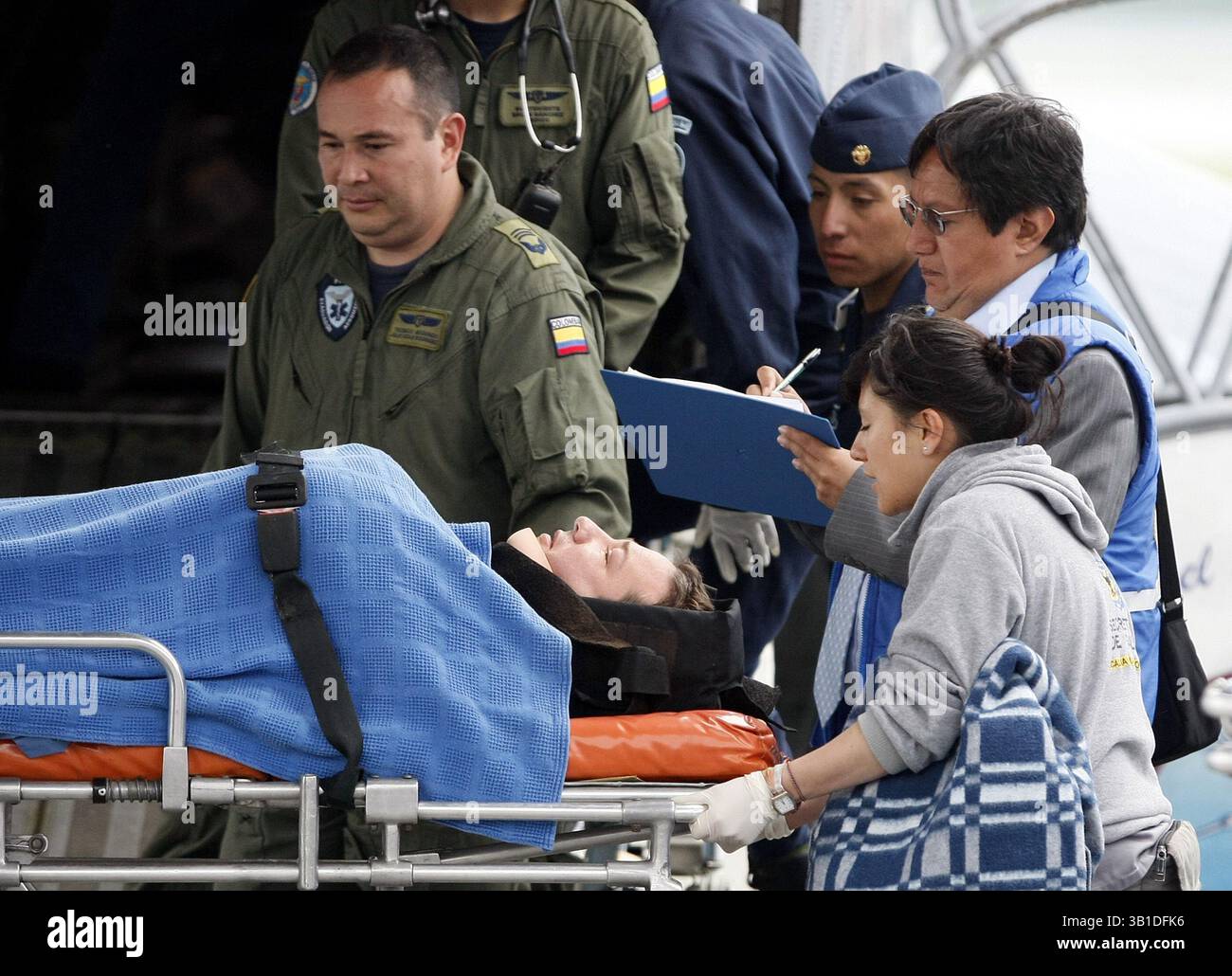 August 2010 - BogotÃ, Cundinamarca, Kolumbien - (17.08.2010) BogotÃ, 17 de agosto de 2010. Personal de la Fuerza recibiÃ³ Colombiana AÃ en el aeropuerto militar de CATAM a 17 personas heridas y 90 pasajeros ilesos del accidente del aviÃ³n de Aires en la isla de San AndrÃ Los heridos fueron trasladados a diferentes hospitales de la ciudad mientras el resto de pasajeros recibieron atenciÃ³n Personal de parte de la SecretarÃ­a de Salud. . Foto: Fernando Ariza / CEET (Foto: © El Tiempo/GDA/ZUMApress.com) Stockfoto