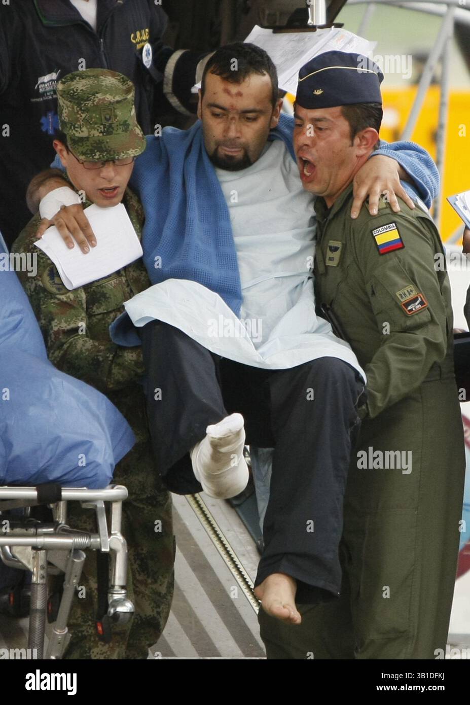 August 2010 - BogotÃ, Cundinamarca, Kolumbien - (17.08.2010) BogotÃ, 17 de agosto de 2010. Personal de la Fuerza recibiÃ³ Colombiana AÃ en el aeropuerto militar de CATAM a 17 personas heridas y 90 pasajeros ilesos del accidente del aviÃ³n de Aires en la isla de San AndrÃ Los heridos fueron trasladados a diferentes hospitales de la ciudad mientras el resto de pasajeros recibieron atenciÃ³n Personal de parte de la SecretarÃ­a de Salud. . Foto: Fernando Ariza / CEET (Foto: © El Tiempo/GDA/ZUMApress.com) Stockfoto