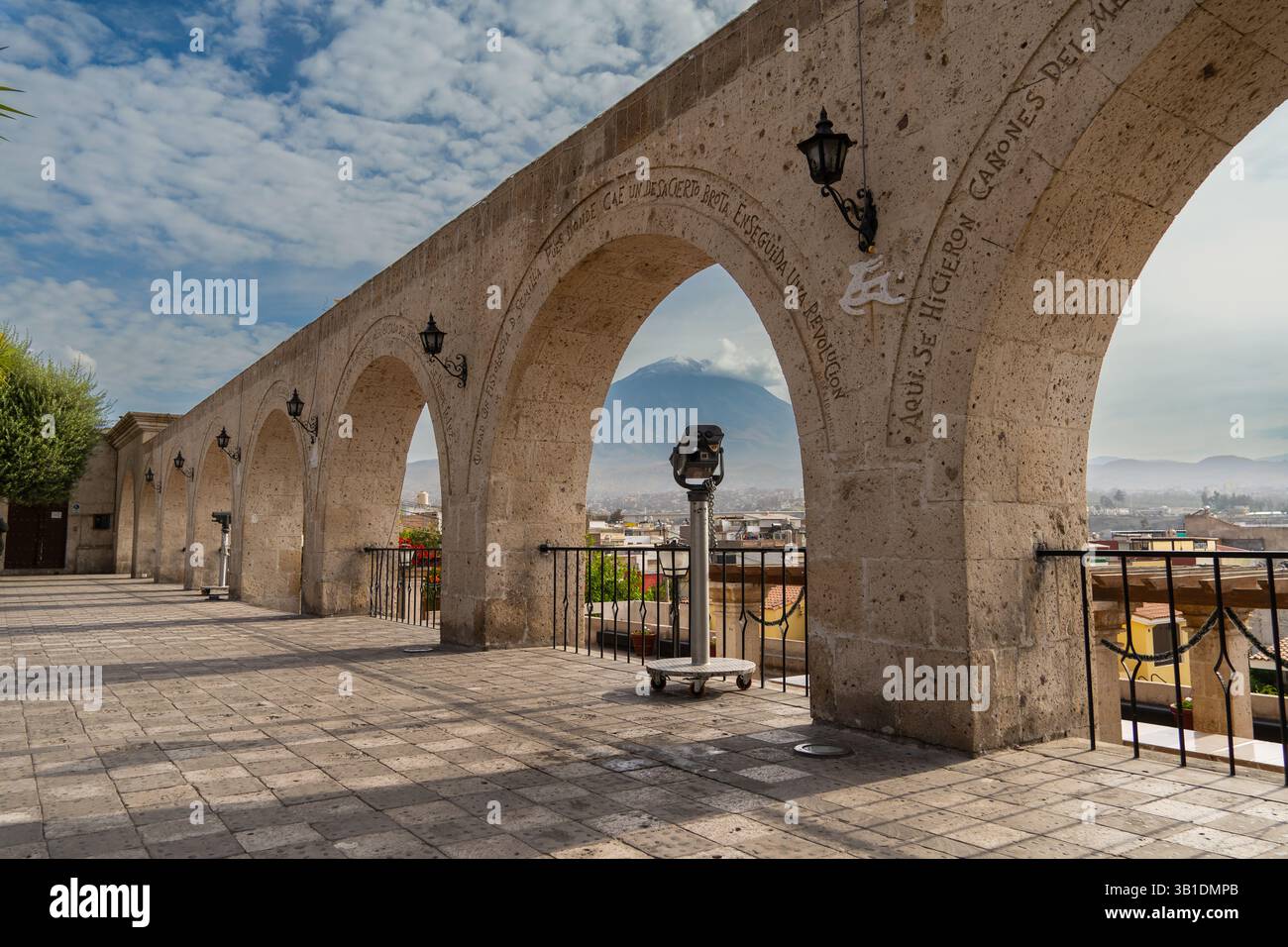 Los Arcos de la Plaza Yanahuara y el Volcán Misti al fondo - escritos en los arcos son citas de personajes famosos de la ciudad - Arequipa, Perú Stockfoto