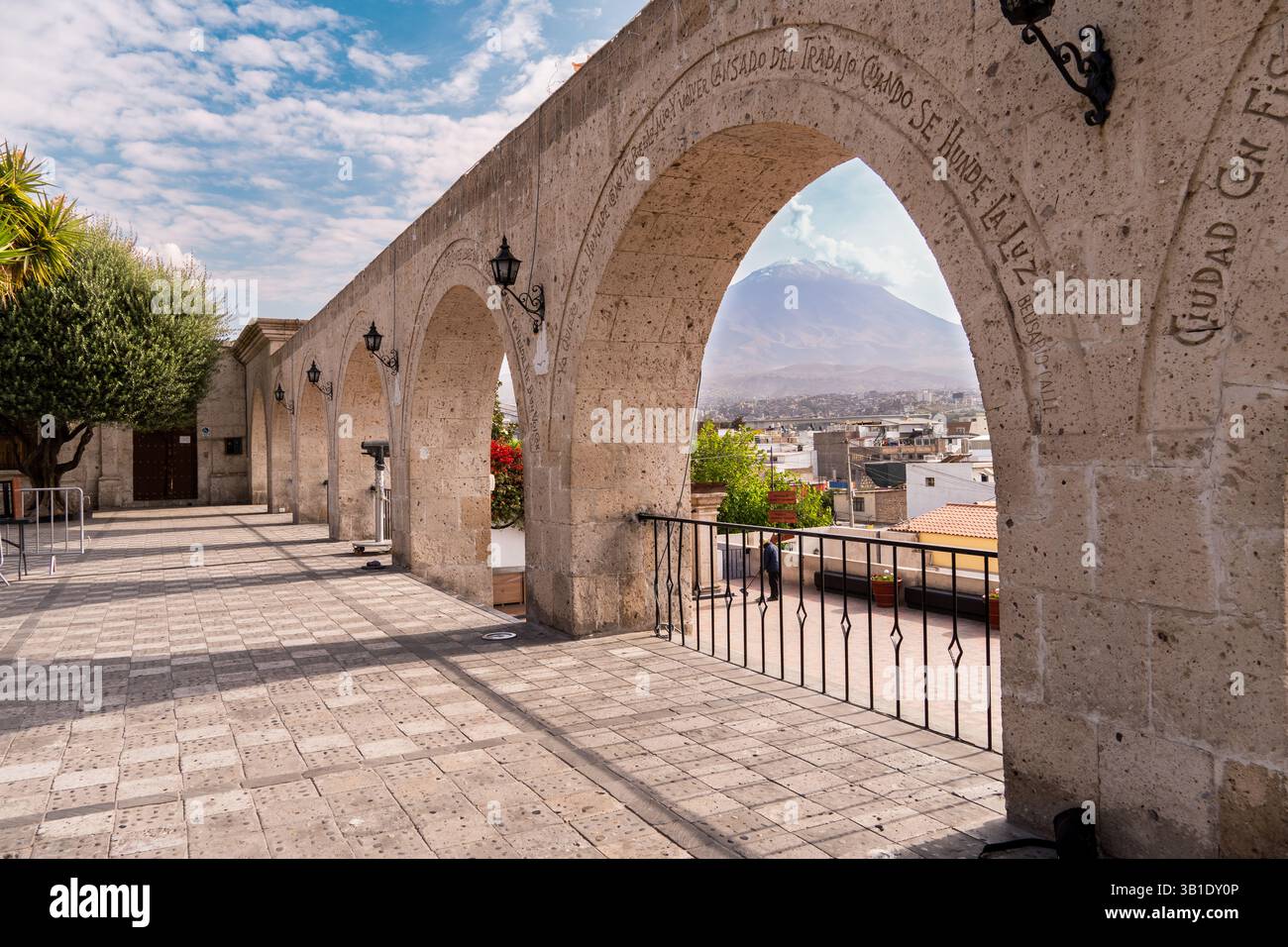 Los Arcos de la Plaza Yanahuara y el Volcán Misti al fondo - escritos en los arcos son citas de personajes famosos de la ciudad - Arequipa, Perú Stockfoto