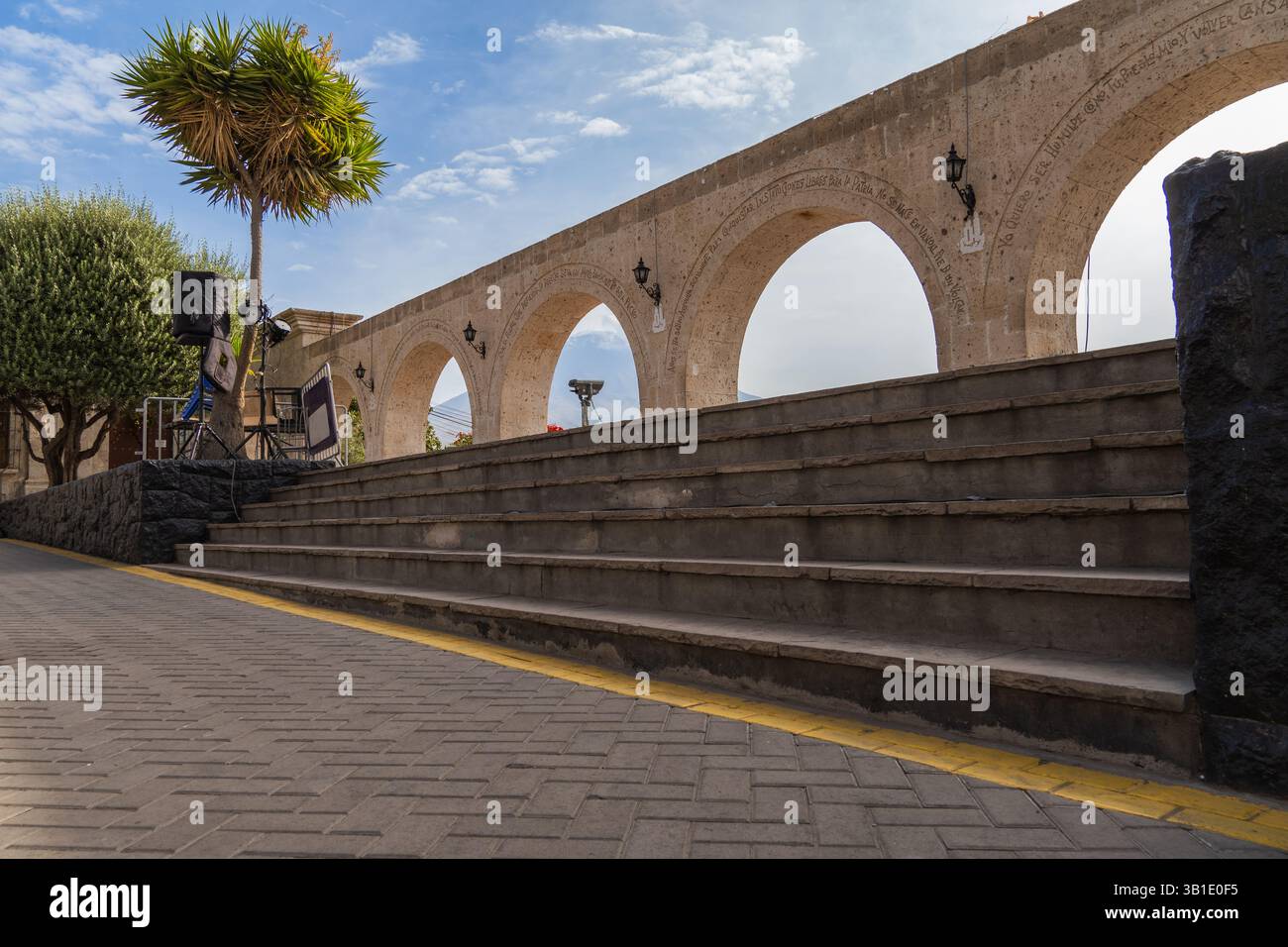 Los Arcos de la Plaza Yanahuara y el Volcán Misti al fondo - escritos en los arcos son citas de personajes famosos de la ciudad - Arequipa, Perú Stockfoto