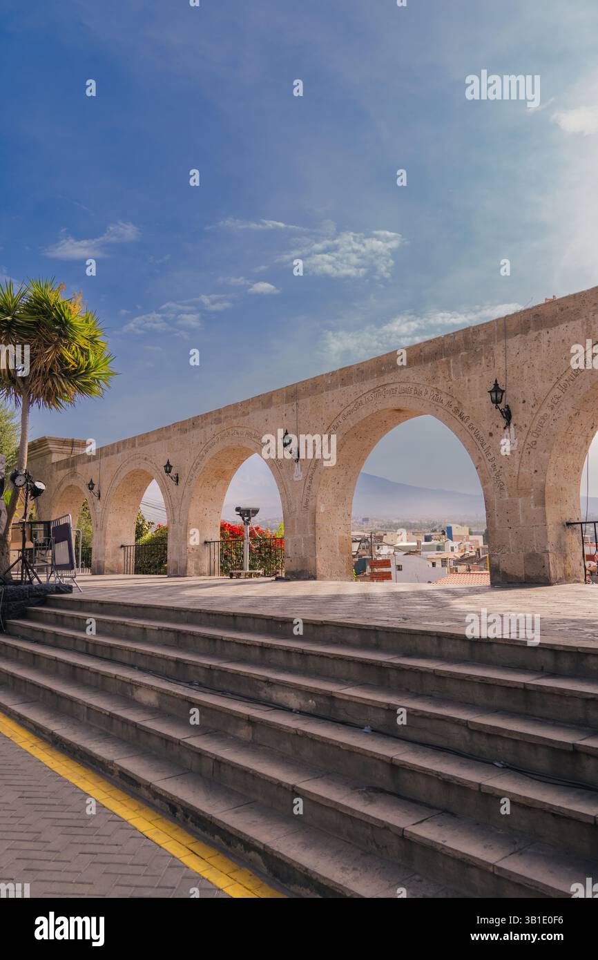 Los Arcos de la Plaza Yanahuara y el Volcán Misti al fondo - escritos en los arcos son citas de personajes famosos de la ciudad - Arequipa, Perú Stockfoto