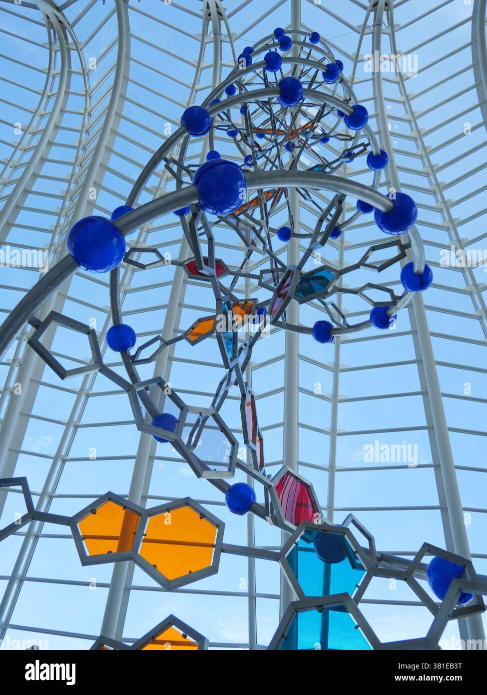 Große DNA-Skulptur im Museu de les ciences in der Stadt der Künste und Wissenschaften, Valencia, Spanien. Eine moderne Darstellung der DNA Stockfoto