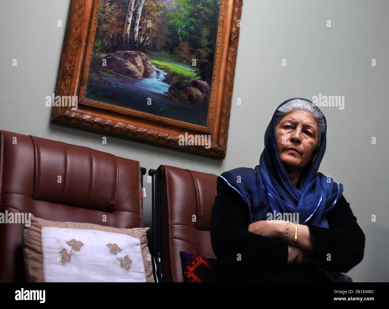 1. November 2010 - Kabul, Afghanistan - TAJWAR KAKAR, im Wohnzimmer zu Hause. Kakar ist stellvertretende Ministerin für Frauenangelegenheiten in Afghanistan. Kakar war 1979 in Kabul, als der Dschihad gegen die sowjetische Armee begann. Kakar war der Anführer der Mudschaheddin in Kunduz. Kakar entschied sich, eine Burka zu tragen, nur um Waffen zu verstecken oder an ihren „gesuchten“ Plakaten zu rutschen, die während ihrer Zeit als Anführer der Mudschaheddin unentdeckt blieben. "Sultan" war ihr Codename. (Bild: © Kathleen Flynn/St. Petersburg Times/zReportage.com/ZUMApress.com) Stockfoto