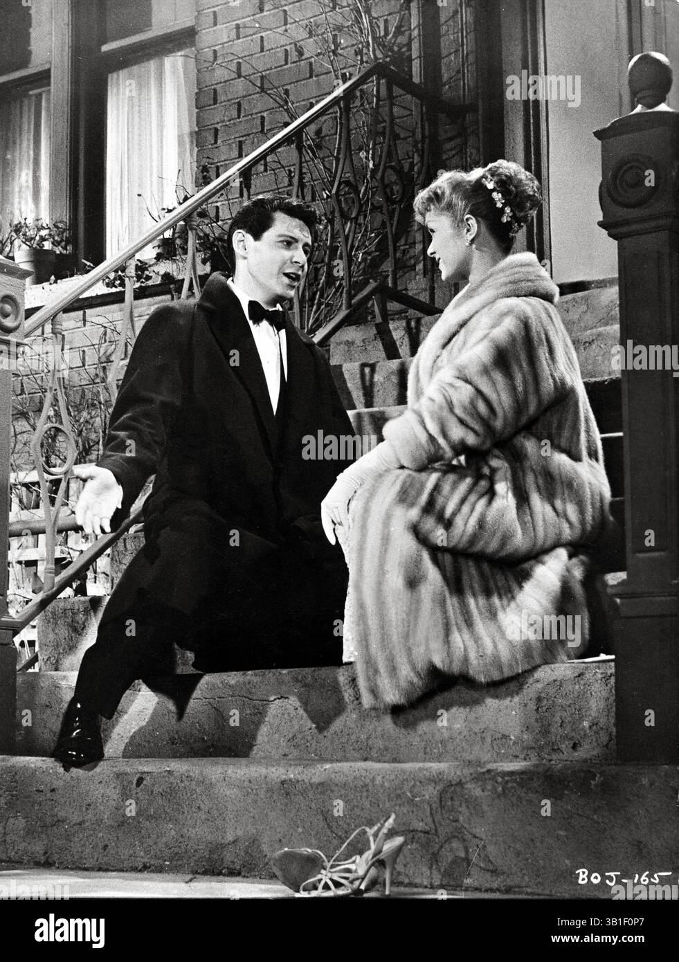 22. September 2010 – Hollywood, Kalifornien, USA – EDDIE FISHER, geboren am 10. August 1928 – 22. September 2010 war ein US-amerikanischer Sänger und Entertainer, der in den 1950er Jahren zu den berühmtesten und erfolgreichsten Sängern der Welt gehörte, Millionen von Platten verkaufte und eine eigene TV-Show hatte. Einer von Hollywoods ursprünglichen bösen Jungen starb im Alter von 82 Jahren an Komplikationen infolge einer kürzlich erfolgten Hüftoperation. Fisher, bekannt für seine Top-40-Hits, wie auch für ein skandalöses Privatleben, das Suchtkämpfe und hochkarätige Ehen mit großen Hollywood-Sternchen der damaligen Zeit beinhaltete. Marrie Stockfoto