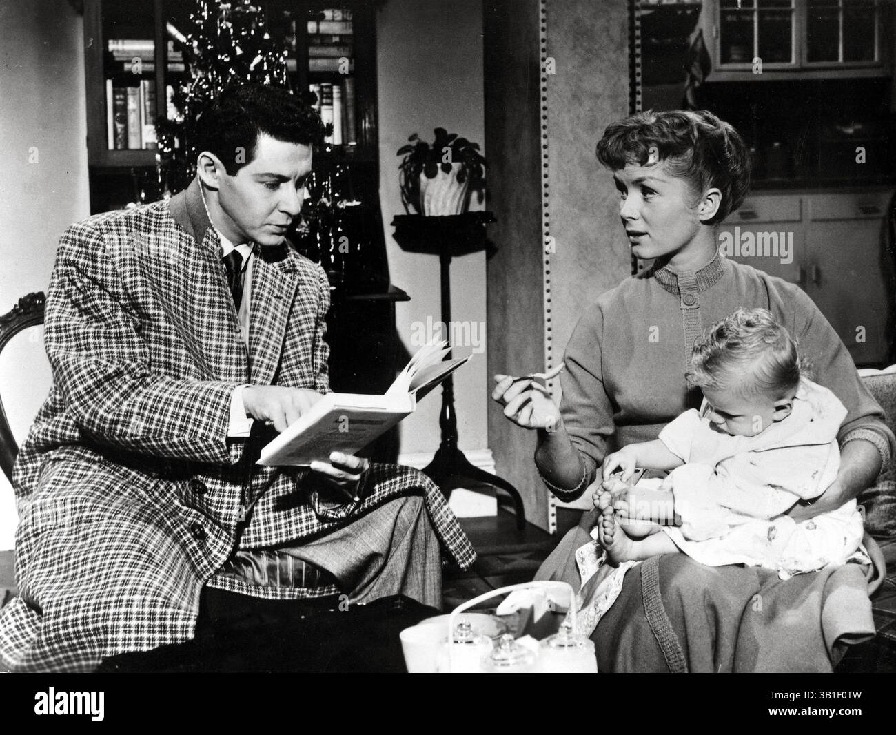 22. September 2010 – Hollywood, Kalifornien, USA – EDDIE FISHER, geboren am 10. August 1928 – 22. September 2010 war ein US-amerikanischer Sänger und Entertainer, der in den 1950er Jahren zu den berühmtesten und erfolgreichsten Sängern der Welt gehörte, Millionen von Platten verkaufte und eine eigene TV-Show hatte. Einer von Hollywoods ursprünglichen bösen Jungen starb im Alter von 82 Jahren an Komplikationen infolge einer kürzlich erfolgten Hüftoperation. Fisher, bekannt für seine Top-40-Hits, wie auch für ein skandalöses Privatleben, das Suchtkämpfe und hochkarätige Ehen mit großen Hollywood-Sternchen der damaligen Zeit beinhaltete. Marrie Stockfoto