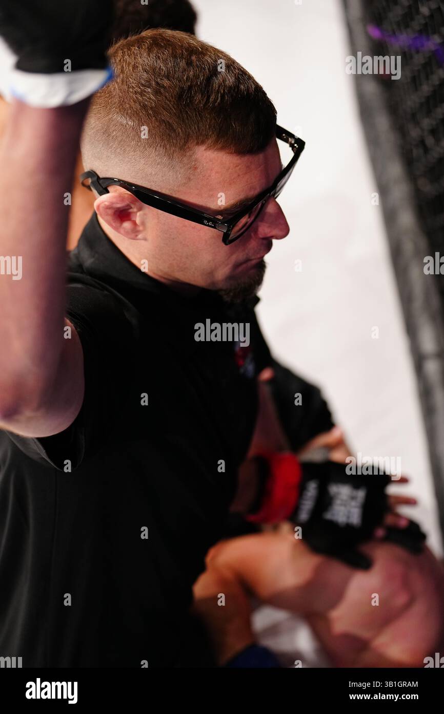Las Vegas, Nevada, Usa. April 2025. LAS VEGAS, NV - 25. APRIL: Tyler Gibbons und Luke Smith treten in den Käfig für einen 3-Runden-Kampf bei TuffNuff 143 - Rodriguez vs Sebie im Palms Casino am 25. April 2025 in Las Vegas, Nevada (Foto: Louis Grasse/TuffNUff via PxImages) Credit: PX Images/Alamy Live News Stockfoto