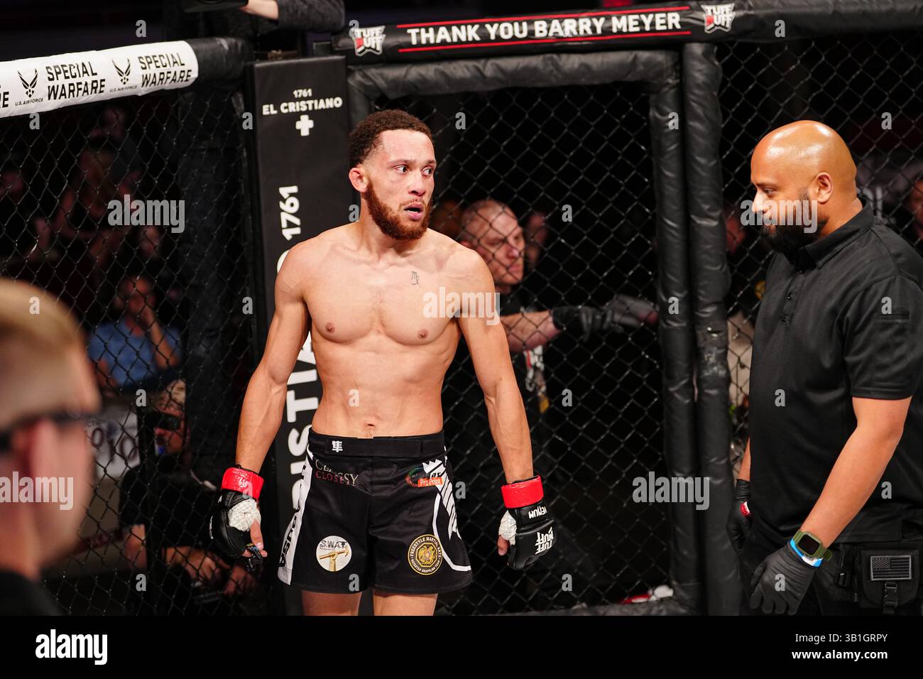 Las Vegas, Nevada, Usa. April 2025. LAS VEGAS, NV - 25. APRIL: Tyler Gibbons und Luke Smith treten in den Käfig für einen 3-Runden-Kampf bei TuffNuff 143 - Rodriguez vs Sebie im Palms Casino am 25. April 2025 in Las Vegas, Nevada (Foto: Louis Grasse/TuffNUff via PxImages) Credit: PX Images/Alamy Live News Stockfoto