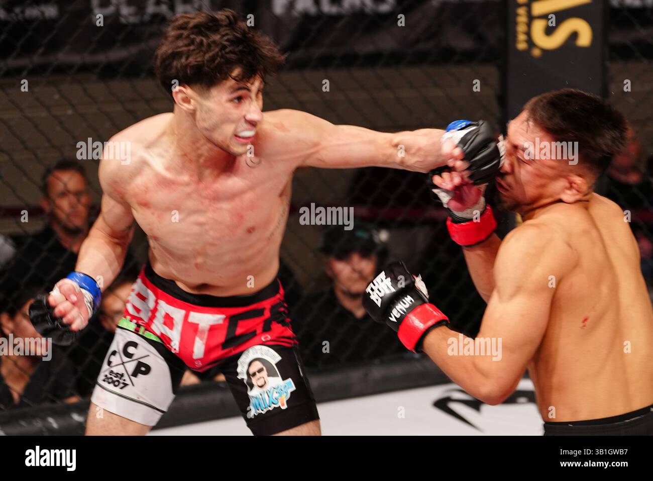 Las Vegas, Nevada, Usa. April 2025. LAS VEGAS, NV - 25. APRIL: Xander Ramirez und Niko Mills treten in den Käfig für einen 3-Runden-Kampf bei TuffNuff 143 - Rodriguez vs Sebie im Palms Casino am 25. April 2025 in Las Vegas, Nevada (Foto: Louis Grasse/TuffNUff via PxImages) Credit: PX Images/Alamy Live News Stockfoto