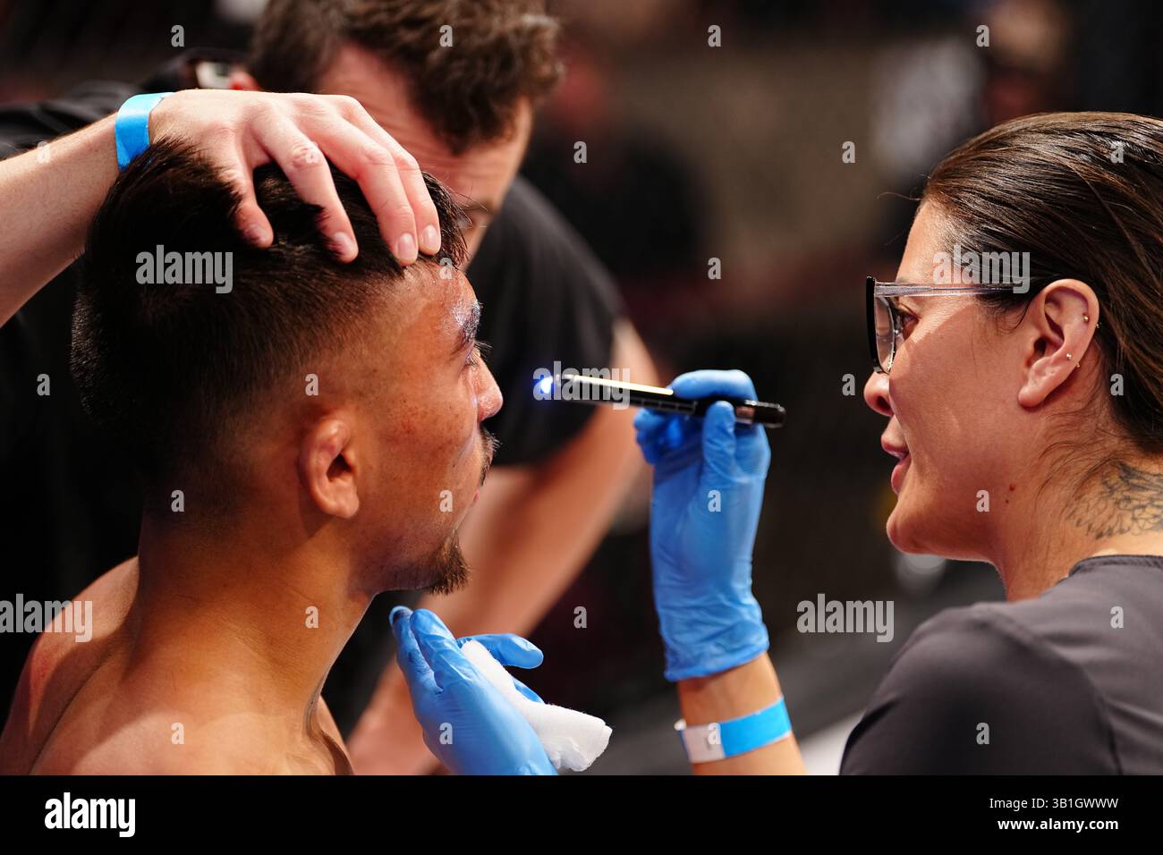 Las Vegas, Nevada, Usa. April 2025. LAS VEGAS, NV - 25. APRIL: Xander Ramirez und Niko Mills treten in den Käfig für einen 3-Runden-Kampf bei TuffNuff 143 - Rodriguez vs Sebie im Palms Casino am 25. April 2025 in Las Vegas, Nevada (Foto: Louis Grasse/TuffNUff via PxImages) Credit: PX Images/Alamy Live News Stockfoto