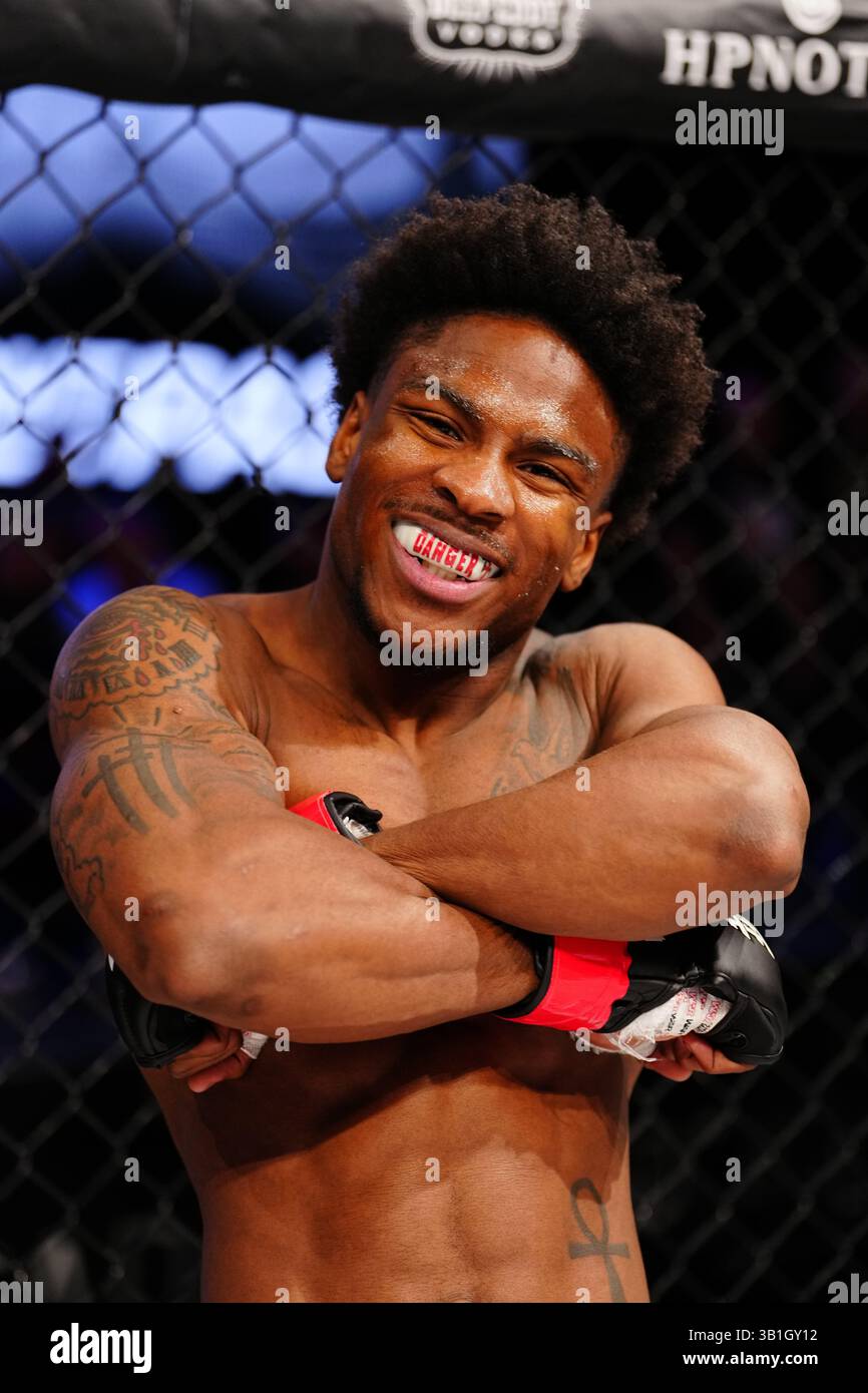 Las Vegas, Nevada, Usa. April 2025. LAS VEGAS, NV - 25. APRIL: Demetri Clendinen und Maxim Rusu treten in den Käfig für einen 3-Runden-Kampf bei TuffNuff 143 - Rodriguez vs Sebie im Palms Casino am 25. April 2025 in Las Vegas, Nevada (Foto: Louis Grasse/TuffNUff via PxImages) Credit: PX Images/Alamy Live News Stockfoto