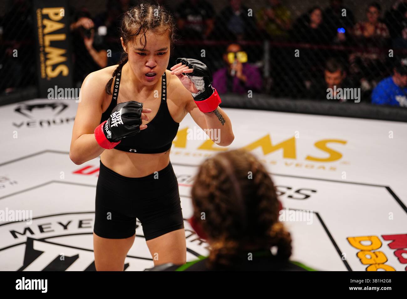 Las Vegas, Nevada, Usa. April 2025. LAS VEGAS, NV - 25. APRIL: Xiaoya Luo und Hannah Silva treten in den Käfig für einen 3-Runden-Kampf bei TuffNuff 143 - Rodriguez vs Sebie im Palms Casino am 25. April 2025 in Las Vegas, Nevada (Foto: Louis Grasse/TuffNUff via PxImages) Credit: PX Images/Alamy Live News Stockfoto