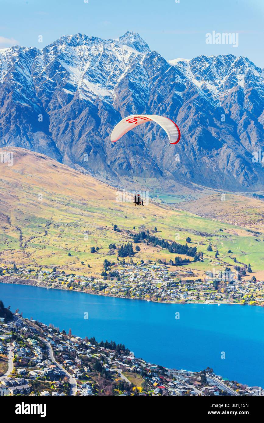 Gleitschirmfliegen über Queenstown, Queenstown, Südinsel, Neuseeland Stockfoto
