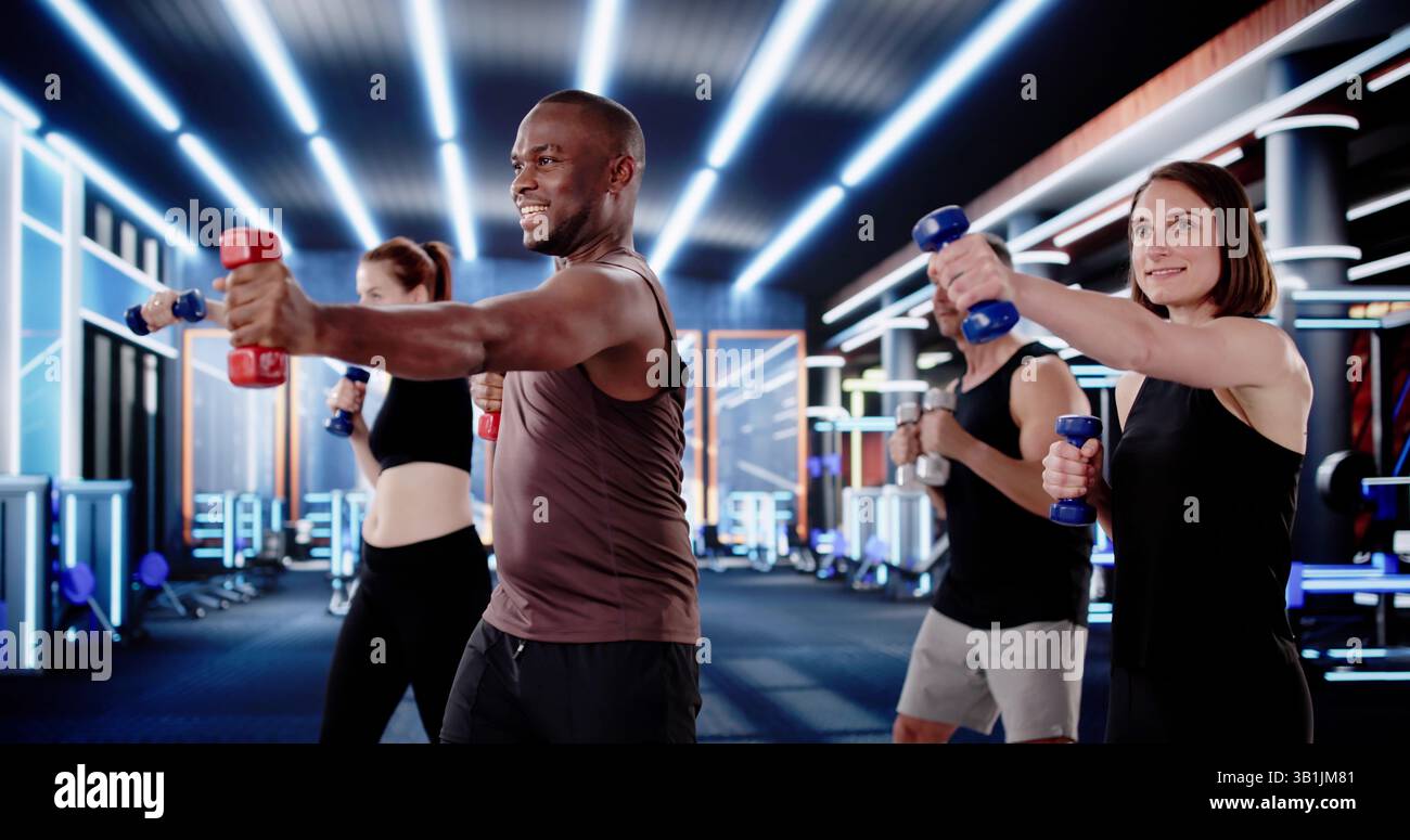 Muskulöse Athleten, Die Schwere Tasche In Diversen Boxen Fitness-Kursen. Stockfoto