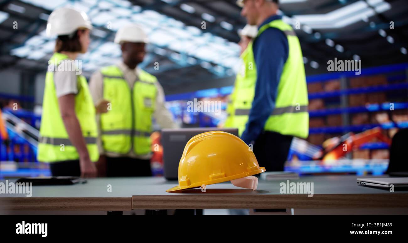 Team Aus Verschiedenen Ingenieuren, Die An Den Arbeitssicherheitsrichtlinien Arbeiten Stockfoto