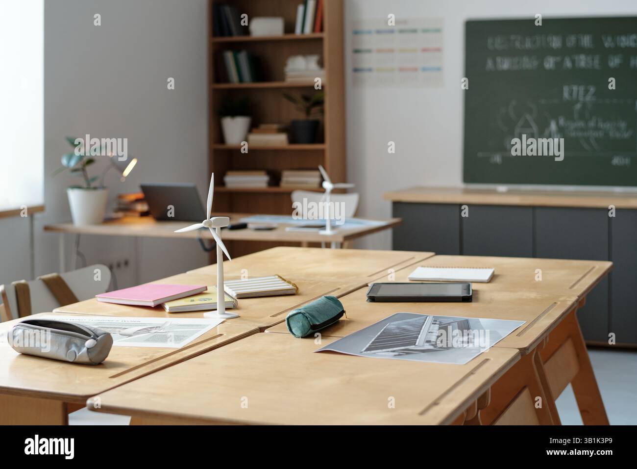 Unterrichtsraum mit verschiedenen Schulungsmaterialien Stockfoto