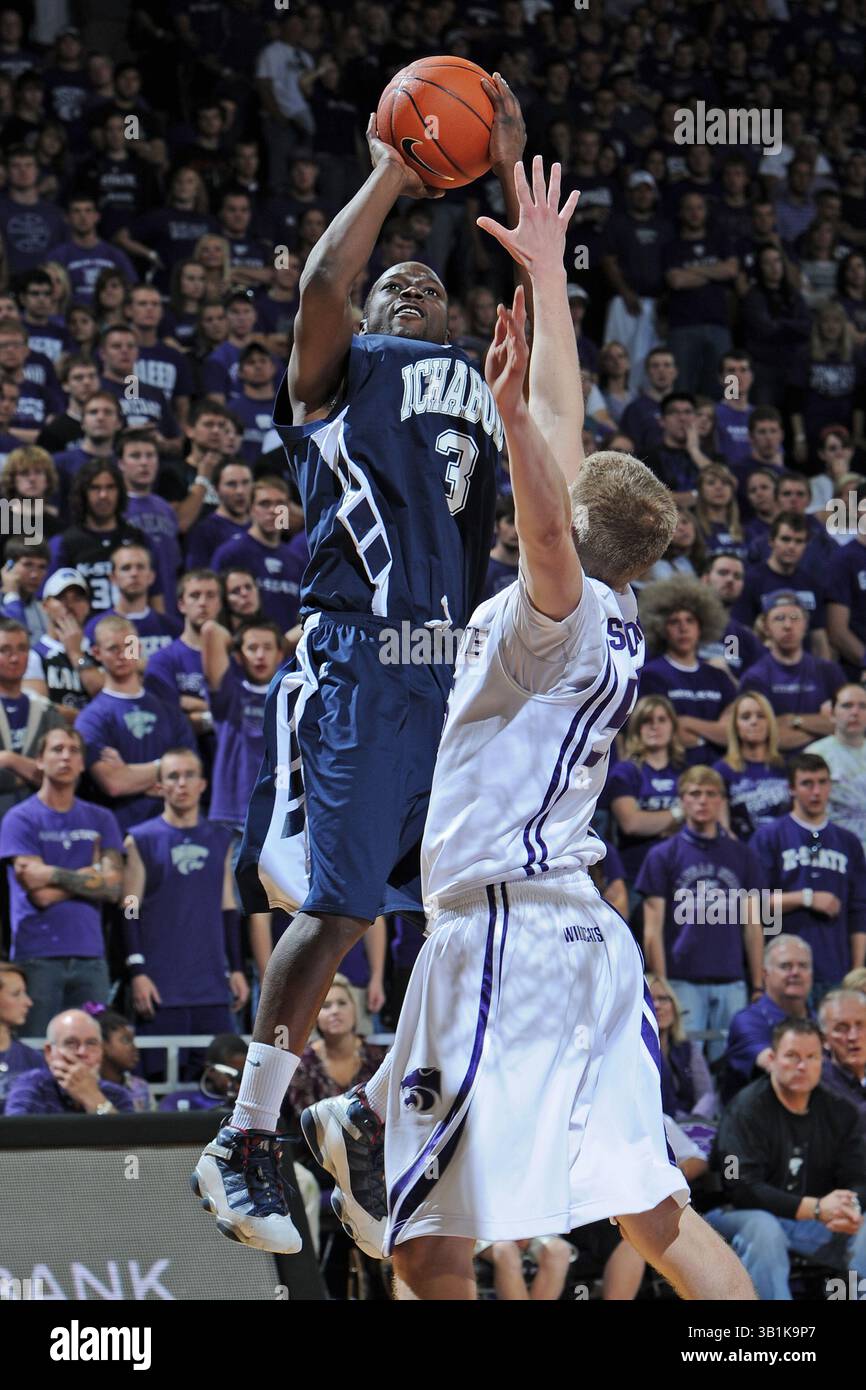 7. November 2010: Die Wärterin Virgil Philistin #3 von den Washburn Ichabods wirft einen Schuss auf den Druck von Wache will Spradling #55 der Kansas State Wildcats während der ersten Hälfte eines Ausstellungsspiels im Bramlage Coliseum in Manhattan, Kansas. Kansas State gewann 90–44. (Bild: © Peter Aiken/Cal Sport Media/ZUMApress.com) Stockfoto