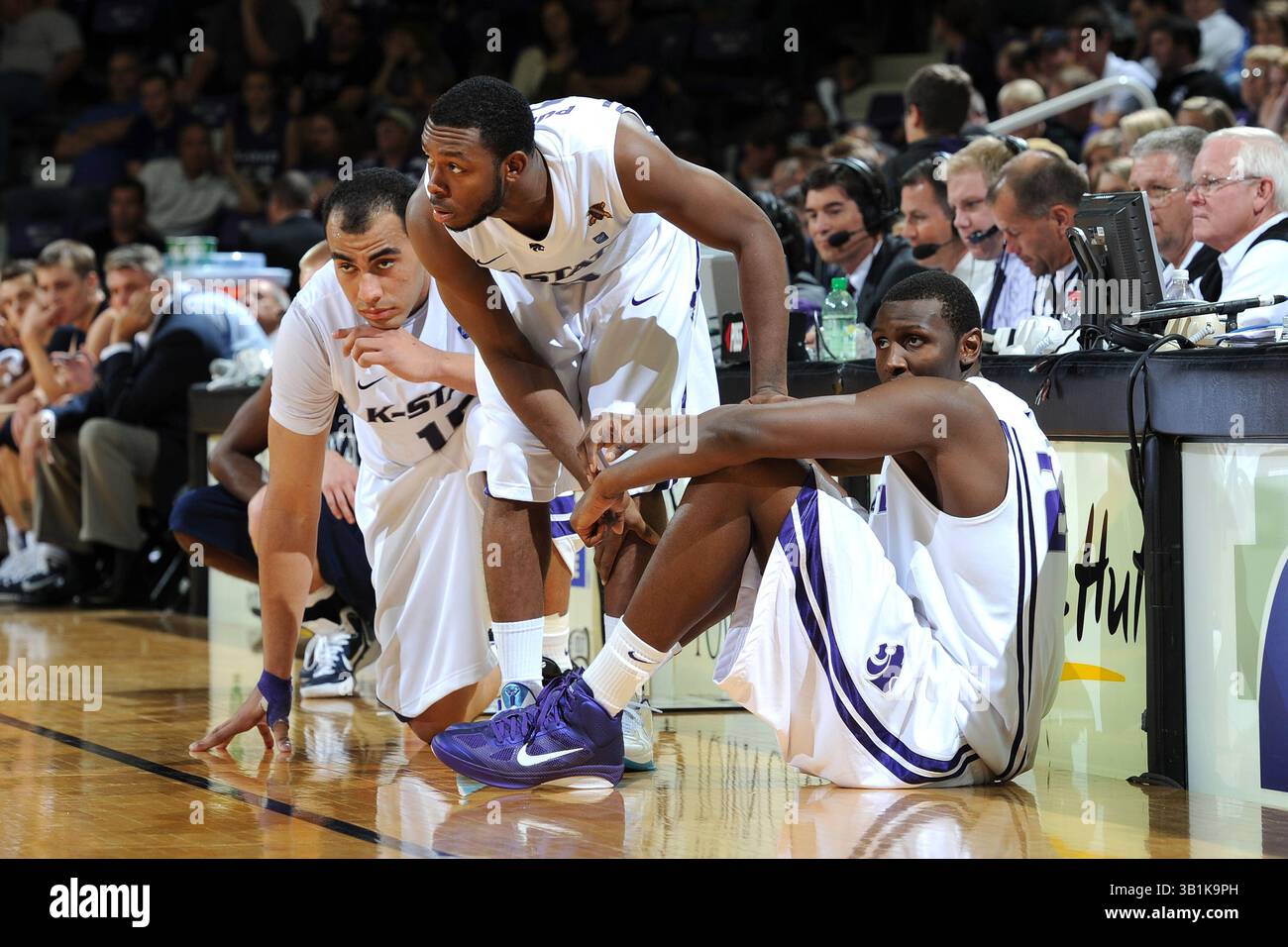 7. November 2010: Jacob Pullen (C), Curtis Kelly (R) und Freddy Asprilla (L) machen sich bereit, in der zweiten Hälfte eines Ausstellungsspiels im Bramlage Coliseum in Manhattan, Kansas, gegen die Washburn Ichabods zu spielen. Kansas State gewann 90–44. (Bild: © Peter Aiken/Cal Sport Media/ZUMApress.com) Stockfoto