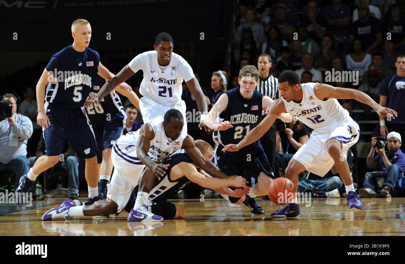 7. November 2010: Die Spieler Martiaious Irving #3 und Nick Russell #12 kämpfen in der ersten Hälfte eines Ausstellungsspiels im Bramlage Coliseum in Manhattan, Kansas, um einen losen Ball mit den Spielern Jeff Reid #5 und Bryce Simons #21 der Washburn Ichabods. Kansas State gewann 90–44. (Bild: © Peter Aiken/Cal Sport Media/ZUMApress.com) Stockfoto