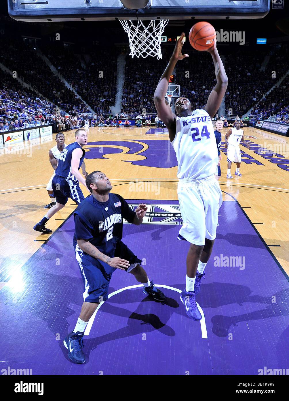 7. November 2010: Forward Curtis Kelly #24 von den Kansas State Wildcats gewinnt in der ersten Hälfte eines Ausstellungsspiels im Bramlage Coliseum in Manhattan, Kansas, den zweiten Platz von Forward de’Andre Washington der Washburn Ichabods. Kansas State gewann 90–44. (Bild: © Peter Aiken/Cal Sport Media/ZUMApress.com) Stockfoto