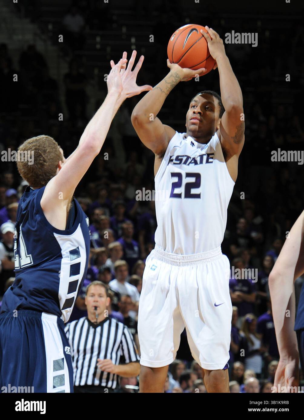 7. November 2010: Wachmann Rodney McGruder #22 der Kansas State Wildcats erzielte bei einem Ausstellungs-Spiel im Bramlage Coliseum in Manhattan, Kansas, eine hohe 18-Punkte-Punktzahl gegen die Washburn Ichabods. Kansas State gewann 90–44. (Bild: © Peter Aiken/Cal Sport Media/ZUMApress.com) Stockfoto