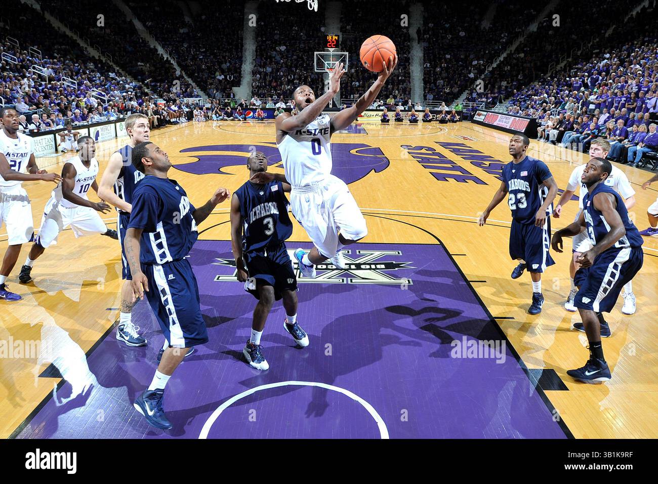 7. November 2010: Der Wärter Jacob Pullen #0 der Kansas State Wildcats fährt in der ersten Hälfte eines Ausstellungsspiels im Bramlage Coliseum in Manhattan, Kansas, gegen die Washburn Ichabods. Kansas State gewann 90–44. (Bild: © Peter Aiken/Cal Sport Media/ZUMApress.com) Stockfoto