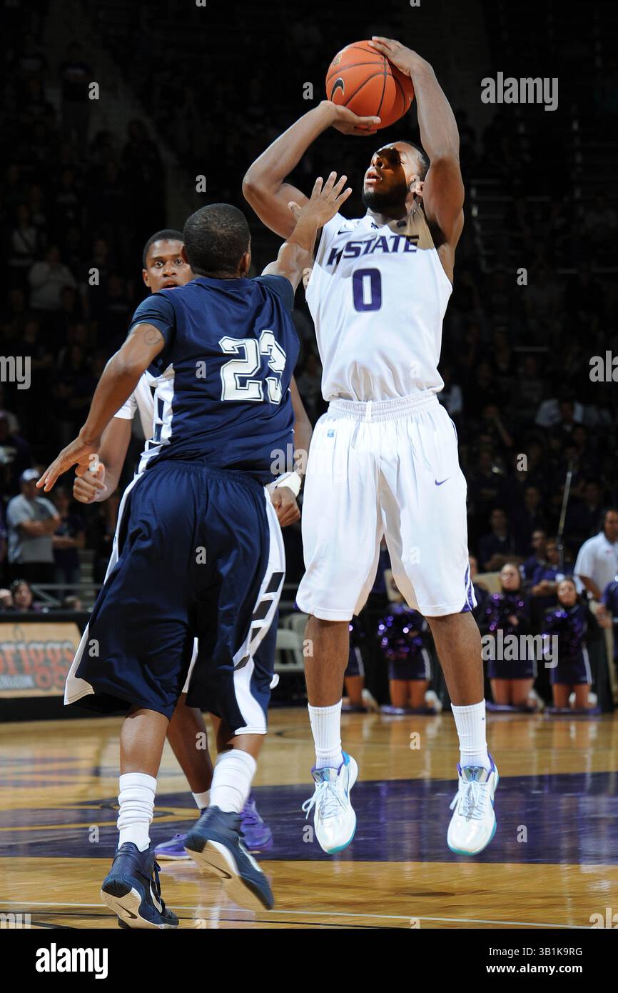 7. November 2010: Garant Jacob Pullen #0 von den Kansas State Wildcats trifft während der zweiten Hälfte eines Ausstellungsspiels im Bramlage Coliseum in Manhattan, Kansas, über Garde Jadarren Mumpfiled #23 der Washburn Ichabods. Kansas State gewann 90–44. (Bild: © Peter Aiken/Cal Sport Media/ZUMApress.com) Stockfoto