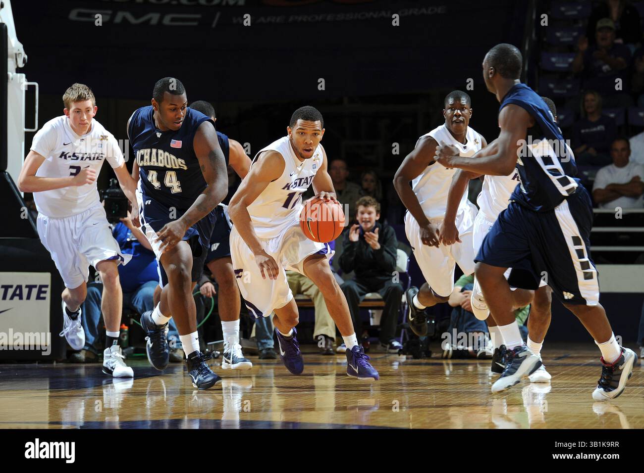 7. November 2010: Guard Nick Russell #12 von den Kansas State Wildcats bringt den Ball gegen die Washburn Ichabods während der zweiten Hälfte eines Ausstellungsspiels im Bramlage Coliseum in Manhattan, Kansas. Kansas State gewann 90–44. (Bild: © Peter Aiken/Cal Sport Media/ZUMApress.com) Stockfoto