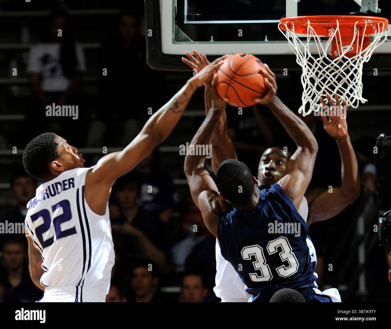 7. November 2010: Guardin Nick Russell #22 von den Kansas State Wildcats blockiert den Schuss von Guardin Nate Daniels #33 von den Washburn Ichabods während der zweiten Hälfte eines Ausstellungsspiels im Bramlage Coliseum in Manhattan, Kansas. Kansas State gewann 90–44. (Bild: © Peter Aiken/Cal Sport Media/ZUMApress.com) Stockfoto