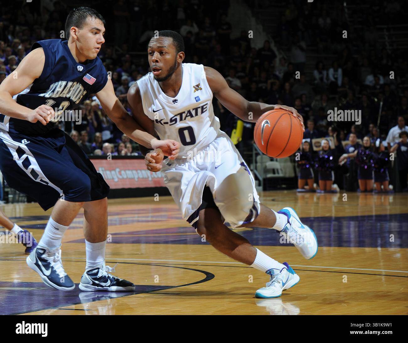 7. November 2010: Der Wärter Jacob Pullen #0 von den Kansas State Wildcats bringt den Ball gegen den Druck des Wärters Robert Sigala #12 von den Washburn Ichabods während der zweiten Hälfte eines Ausstellungsspiels im Bramlage Coliseum in Manhattan, Kansas. Kansas State gewann 90–44. (Bild: © Peter Aiken/Cal Sport Media/ZUMApress.com) Stockfoto