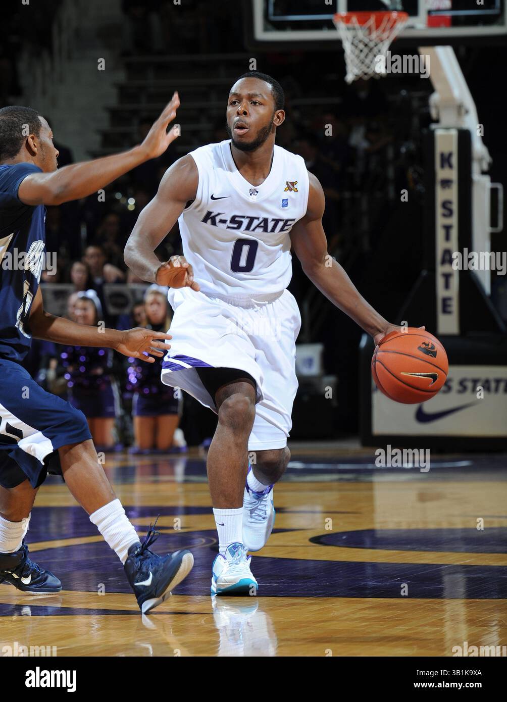 7. November 2010: Der Wärter Jacob Pullen #0 der Kansas State Wildcats bringt den Ball gegen die Washburn Ichabods in der zweiten Hälfte eines Ausstellungsspiels im Bramlage Coliseum in Manhattan, Kansas. Kansas State gewann 90–44. (Bild: © Peter Aiken/Cal Sport Media/ZUMApress.com) Stockfoto