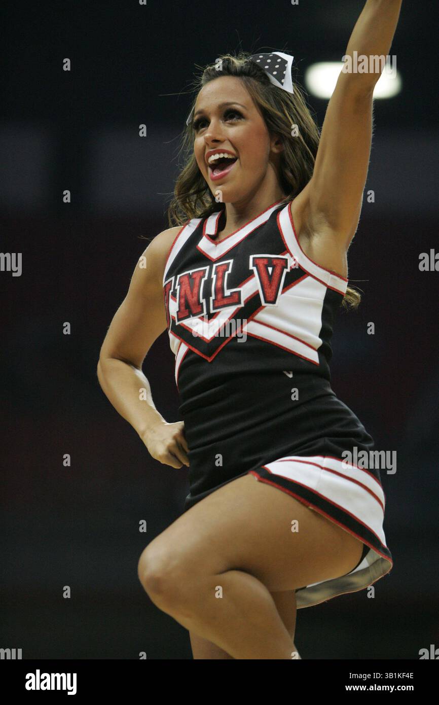 9. November 2010: UNLV Cheerleader während eines NCAA-Basketballspiels zwischen den Wasburn Ichabods und UNLV Runnin' Rebels im Thomas and Mack Center in Las Vegas, NV. UNLV gewann 88–53. (Bild: © Josh Holmberg/Cal Sport Media/ZUMApress.com) Stockfoto