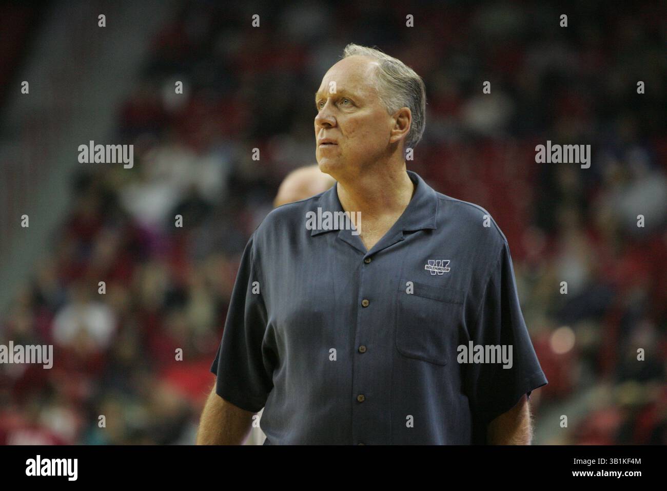 9. November 2010: Washburn Head Coach Bob Chipman während eines NCAA-Basketballspiels zwischen den Wasburn Ichabods und UNLV Runnin' Rebels im Thomas and Mack Center in Las Vegas, NV. UNLV gewann 88–53. (Bild: © Josh Holmberg/Cal Sport Media/ZUMApress.com) Stockfoto