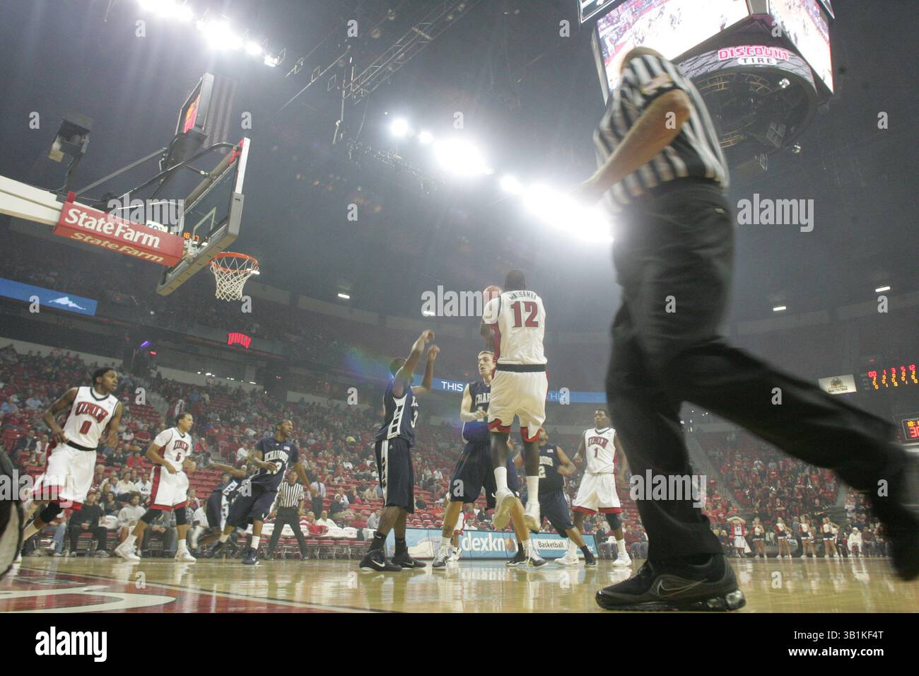 9. November 2010: Eine allgemeine Ansicht eines rauchigen Thmoas and Mack Center während eines NCAA-Basketballspiels zwischen den Wasburn Ichabods und UNLV Runnin' Rebels im Thomas and Mack Center in Las Vegas, NV. UNLV gewann 88–53. (Bild: © Josh Holmberg/Cal Sport Media/ZUMApress.com) Stockfoto