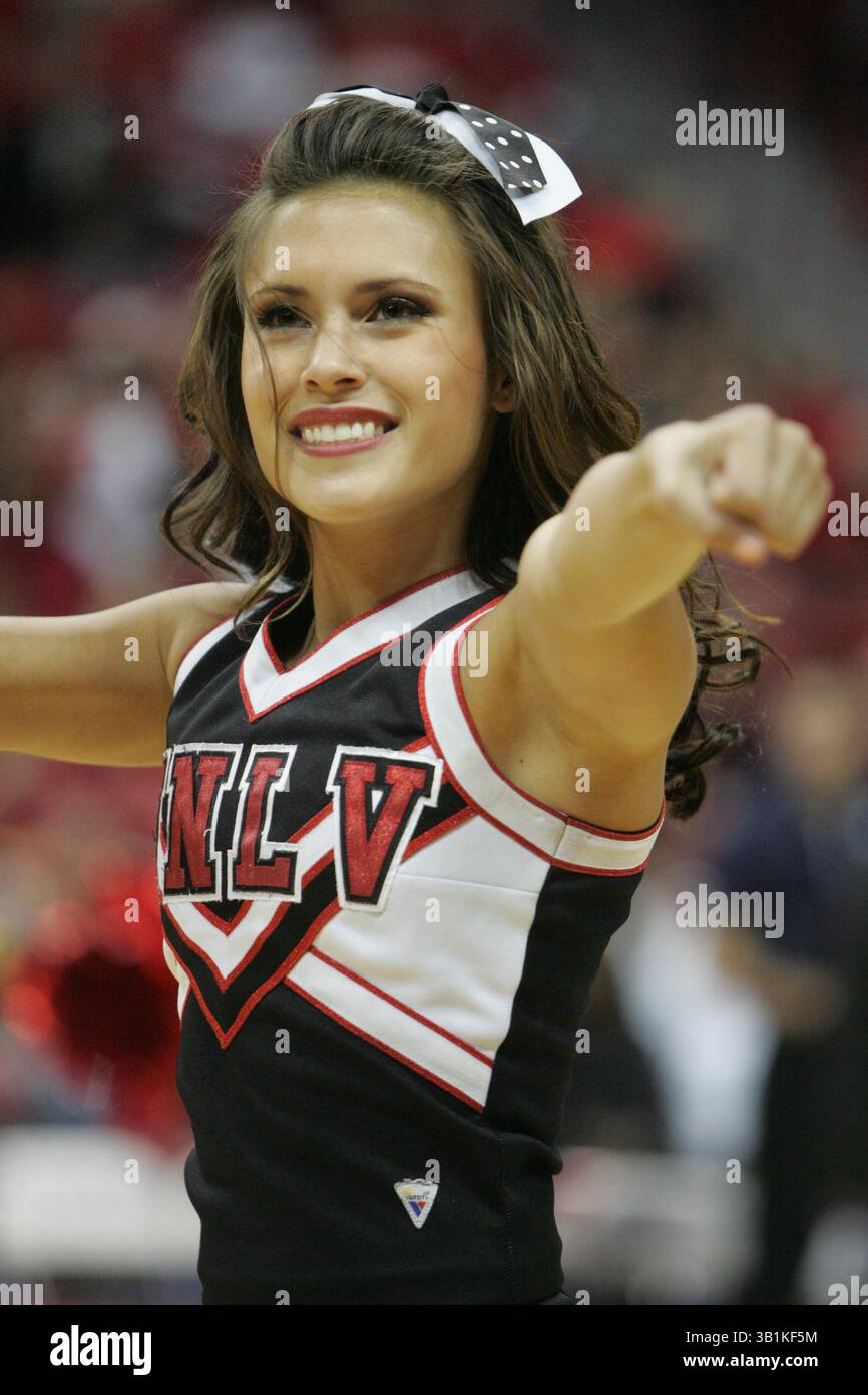 9. November 2010: UNLV Cheerleader während eines NCAA-Basketballspiels zwischen den Wasburn Ichabods und UNLV Runnin' Rebels im Thomas and Mack Center in Las Vegas, NV. UNLV gewann 88–53. (Bild: © Josh Holmberg/Cal Sport Media/ZUMApress.com) Stockfoto