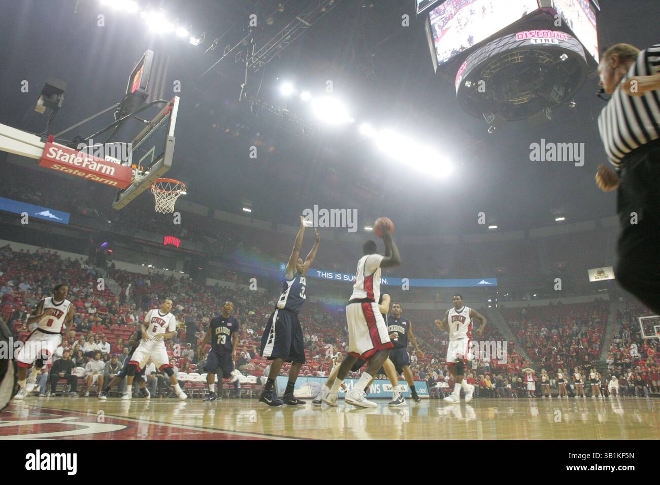 9. November 2010: Eine allgemeine Ansicht eines rauchigen Thmoas and Mack Center während eines NCAA-Basketballspiels zwischen den Wasburn Ichabods und UNLV Runnin' Rebels im Thomas and Mack Center in Las Vegas, NV. UNLV gewann 88–53. (Bild: © Josh Holmberg/Cal Sport Media/ZUMApress.com) Stockfoto