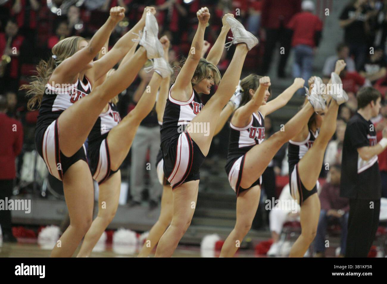 9. November 2010: UNLV Cheerleader während eines NCAA-Basketballspiels zwischen den Wasburn Ichabods und UNLV Runnin' Rebels im Thomas and Mack Center in Las Vegas, NV. UNLV gewann 88–53. (Bild: © Josh Holmberg/Cal Sport Media/ZUMApress.com) Stockfoto