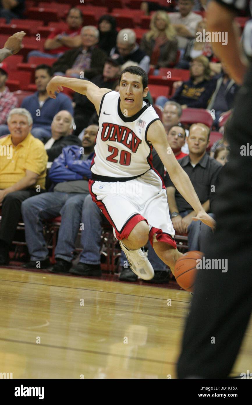 9. November 2010: UNLV-Neuling Karam Mashour (20) während eines NCAA-Basketballspiels zwischen den Wasburn Ichabods und UNLV Runnin' Rebels im Thomas and Mack Center in Las Vegas, NV. UNLV gewann 88–53. (Bild: © Josh Holmberg/Cal Sport Media/ZUMApress.com) Stockfoto