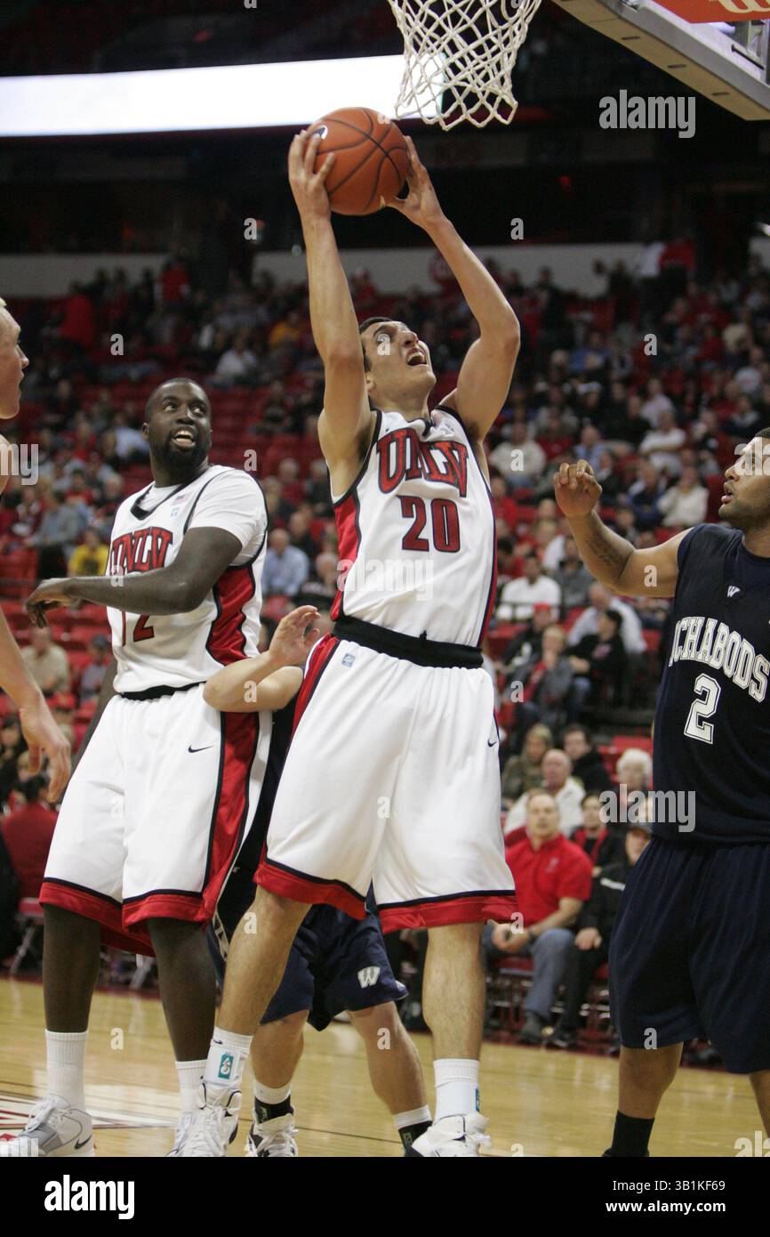 9. November 2010: UNLV-Neuling Karam Mashour (20) gegen Washburns de’Andre Washington (2) während eines NCAA-Basketballspiels zwischen den Wasburn Ichabods und UNLV Runnin' Rebels im Thomas and Mack Center in Las Vegas, NV. Die UNLV gewann 88:53. Brice Massamba von UNLV (12) ebenfalls abgebildet. (Bild: © Josh Holmberg/Cal Sport Media/ZUMApress.com) Stockfoto