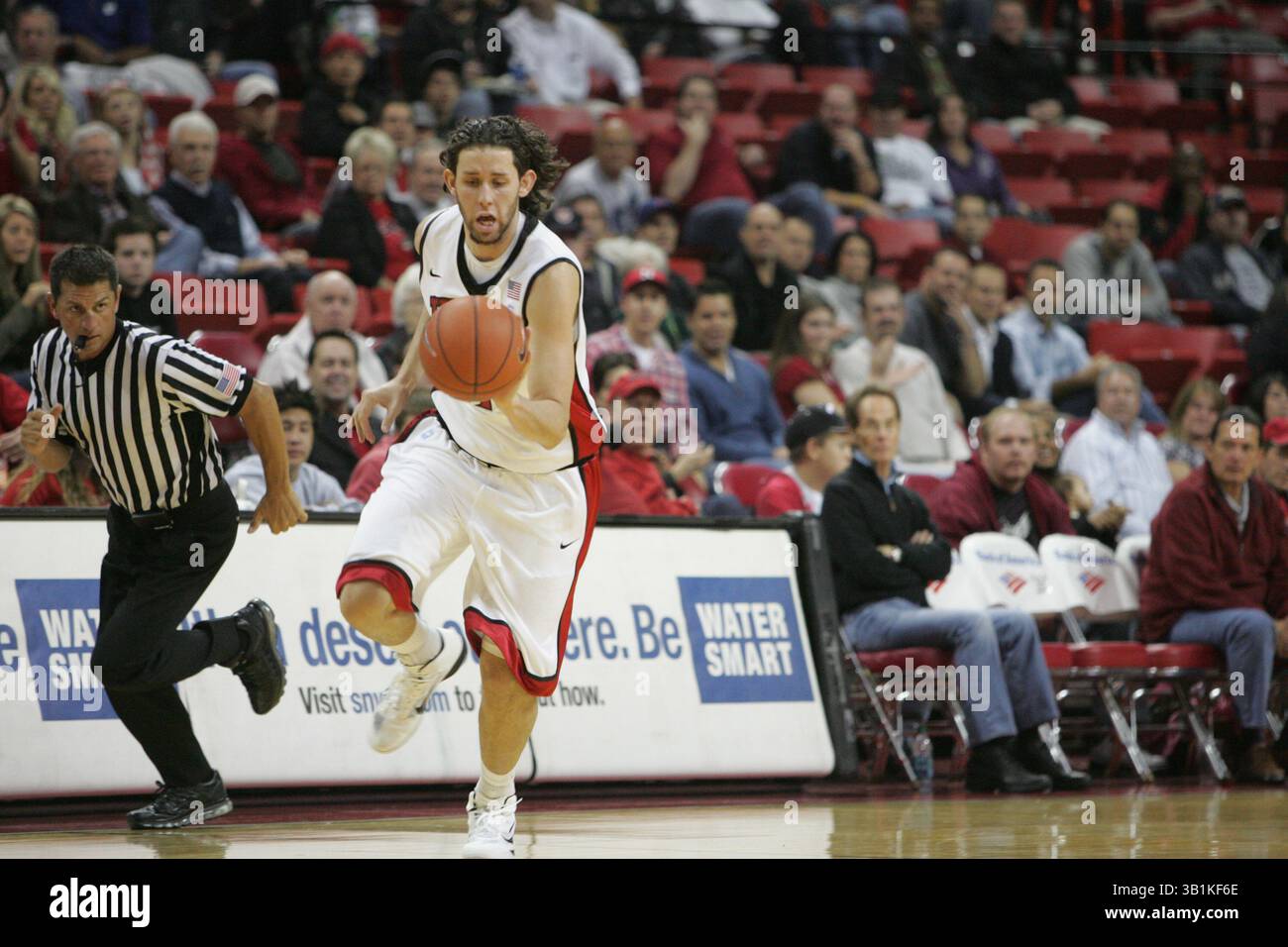 9. November 2010: UNLV-Neuling Carlos Lopez (11) während eines NCAA-Basketballspiels zwischen den Wasburn Ichabods und UNLV Runnin' Rebels im Thomas and Mack Center in Las Vegas, NV. UNLV gewann 88–53. (Bild: © Josh Holmberg/Cal Sport Media/ZUMApress.com) Stockfoto