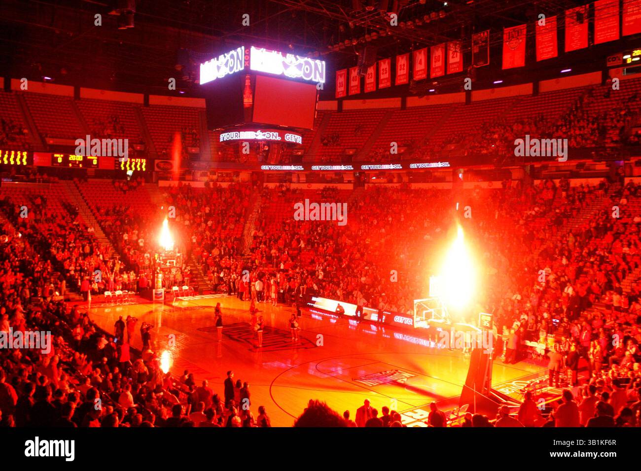 9. November 2010: Ein allgemeiner Blick auf das Thomas and Mack Center während der Eröffnungszeremonien während eines NCAA-Basketballspiels zwischen den Wasburn Ichabods und UNLV Runnin' Rebels im Thomas and Mack Center in Las Vegas, NV. UNLV gewann 88–53. (Bild: © Josh Holmberg/Cal Sport Media/ZUMApress.com) Stockfoto