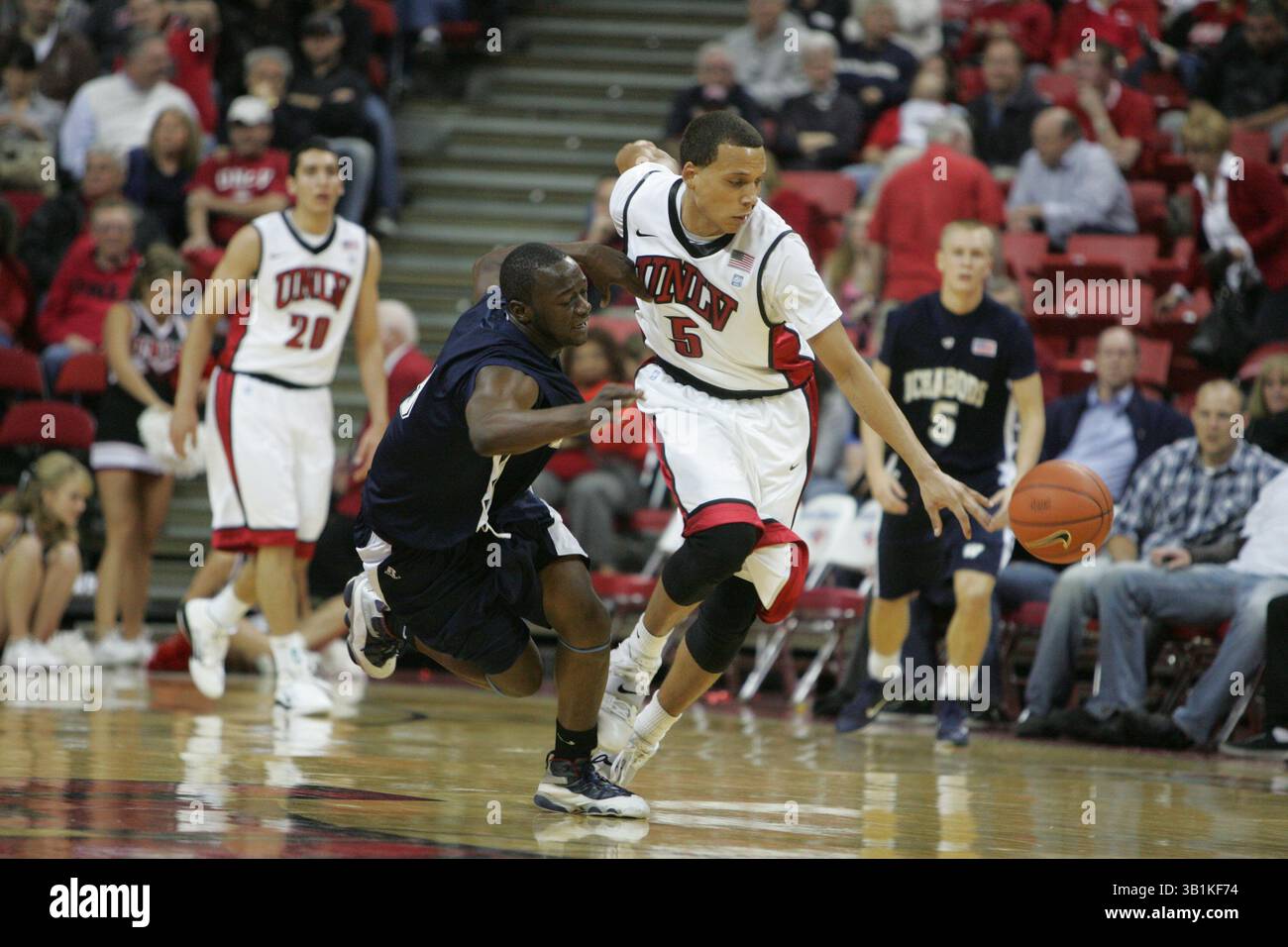 9. November 2010: Derrick Jasper (5) stiehlt Washburns Virgil Philistin (3) während eines NCAA-Basketballspiels zwischen den Wasburn Ichabods und UNLV Runnin' Rebels im Thomas and Mack Center in Las Vegas, NV. UNLV gewann 88–53. (Bild: © Josh Holmberg/Cal Sport Media/ZUMApress.com) Stockfoto